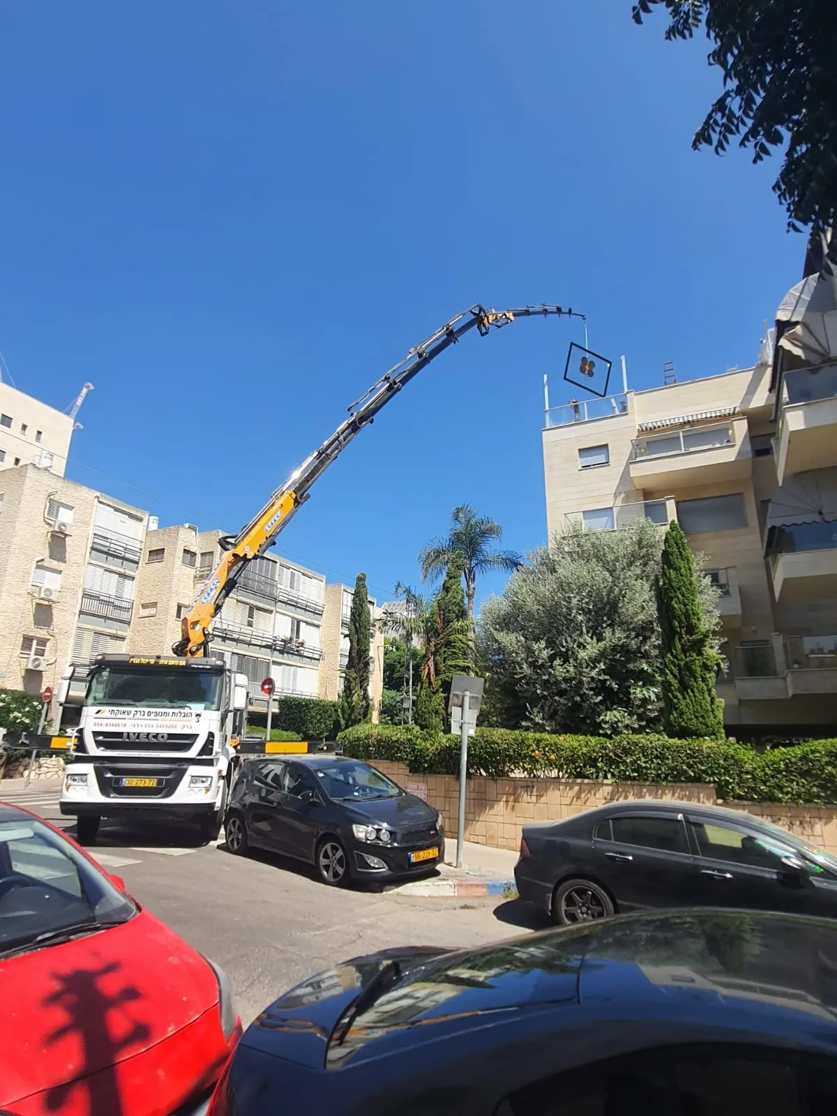 הנפת זכוכית באמצעות ונטוזה בין מבנים