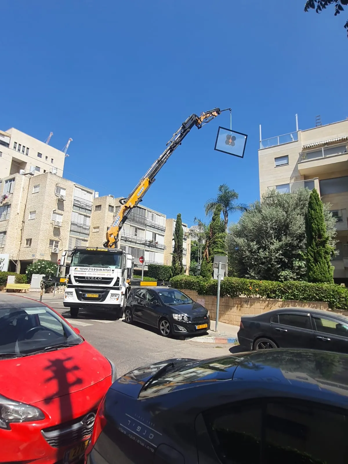 לוח זכוכית תלוי על מנוף ונטוזה