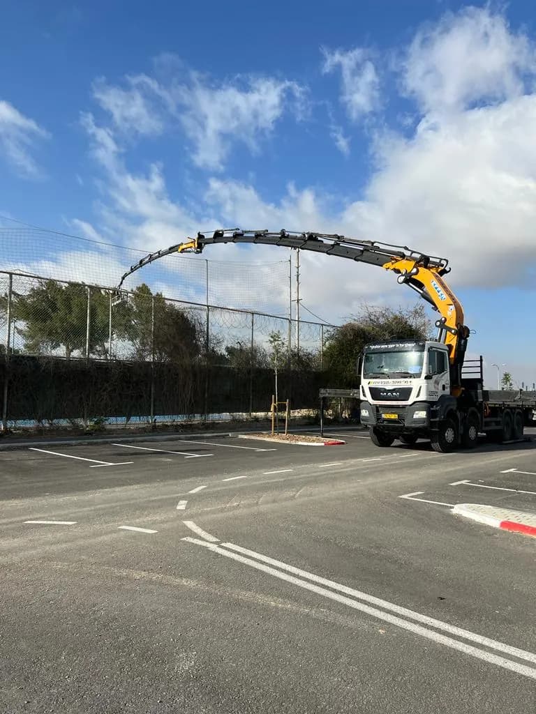 זרוע מנוף מעל שטח עבודה