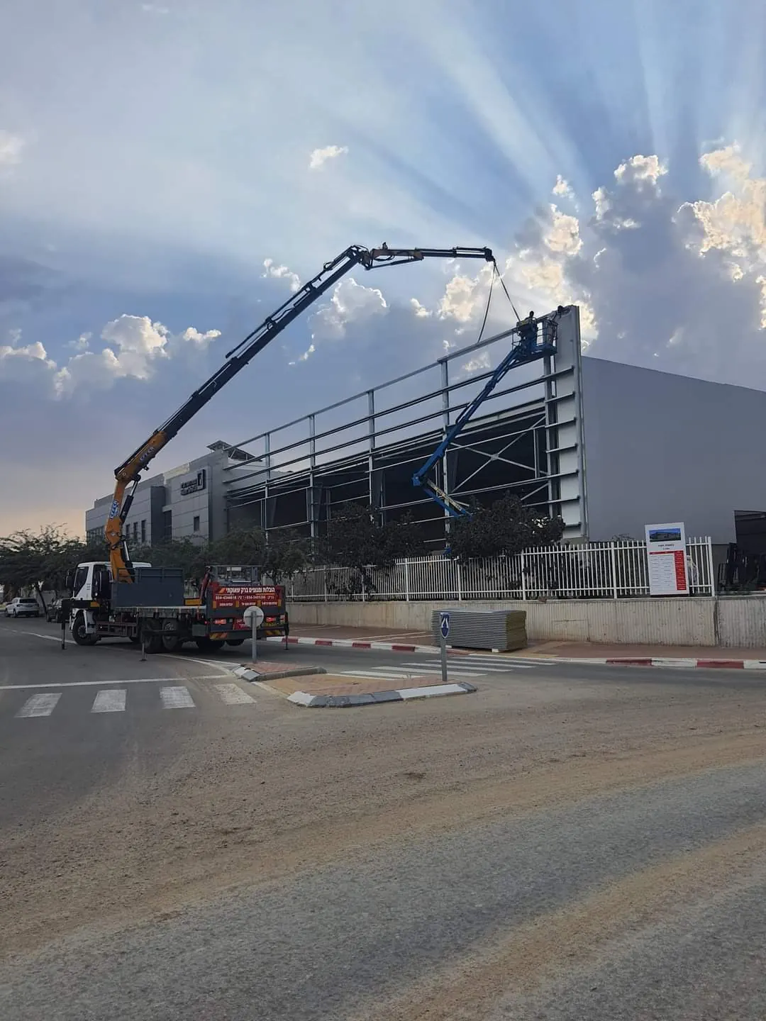 עבודת מנוף באתר מבנה מסחרי