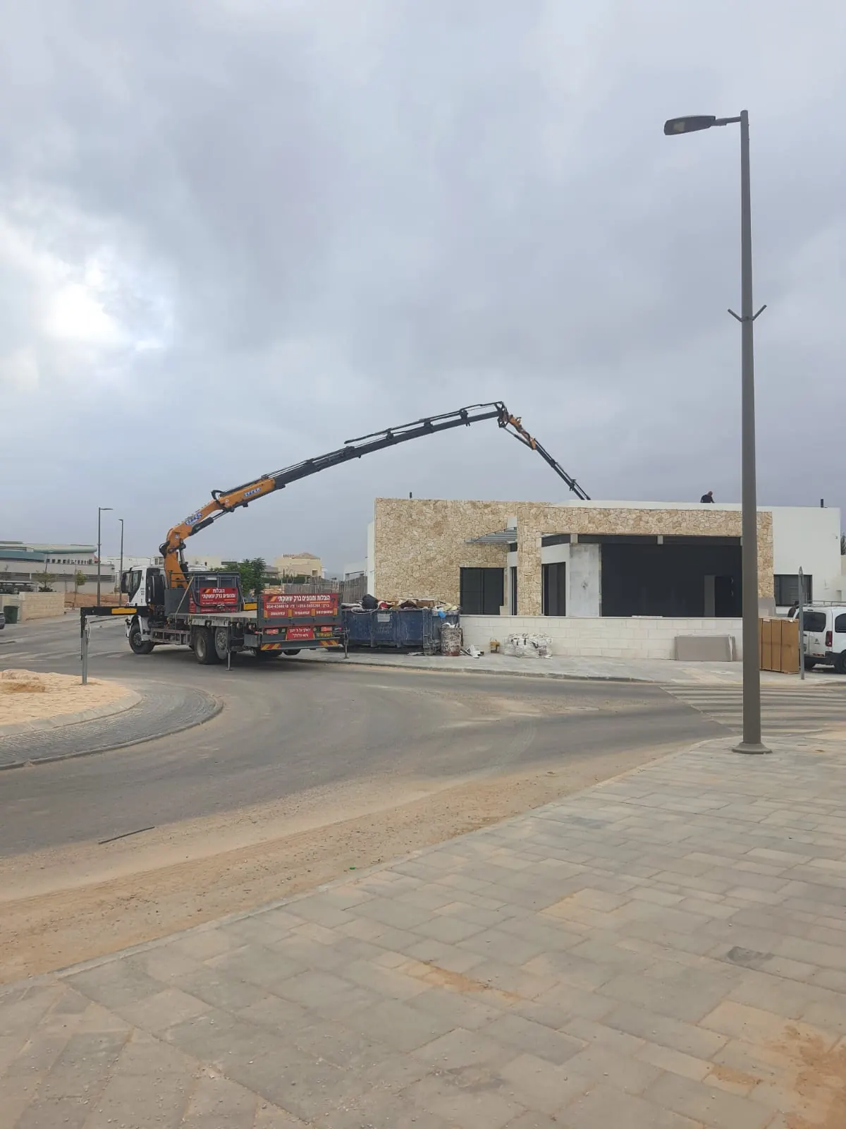 משאית מנוף בשטח עבודה פתוח