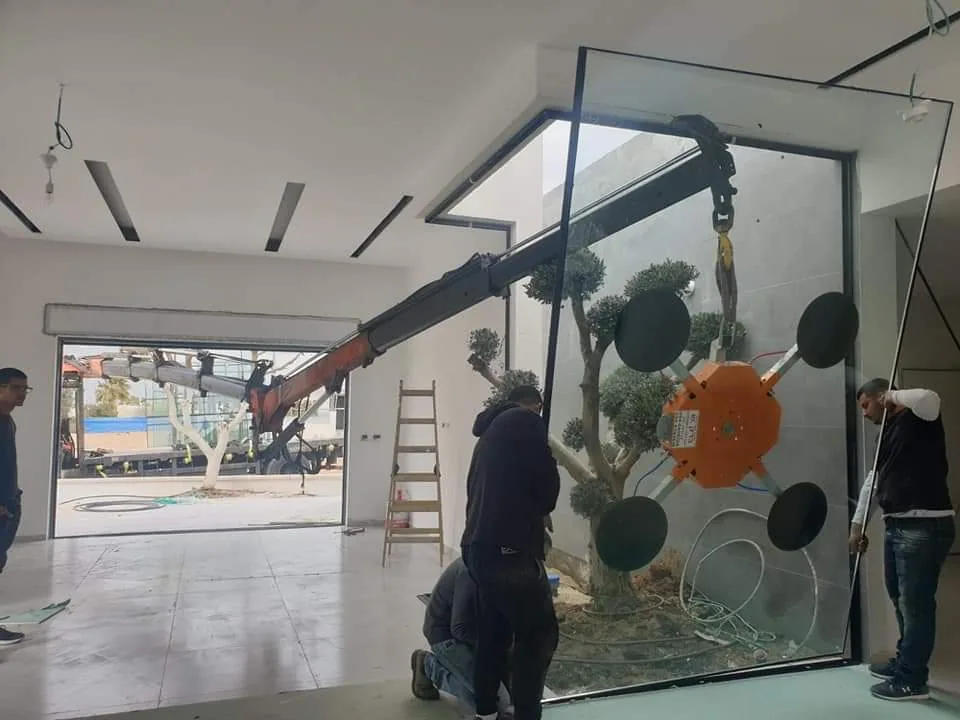 מתקן ואקום אוחז בלוח זכוכית בעבודת הנפה של ברק שאוקתי