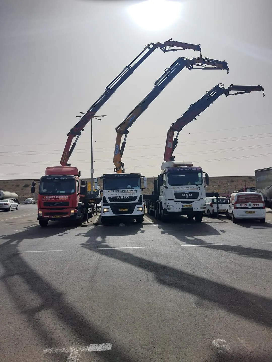 משאיות מנוף של העסק עם זרועות מורמות