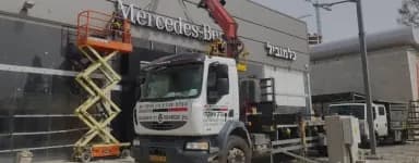 עבודת מנוף לצד מבנה מסחרי